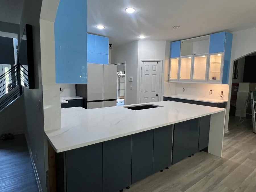 Quartz kitchen with illuminated display cabinets