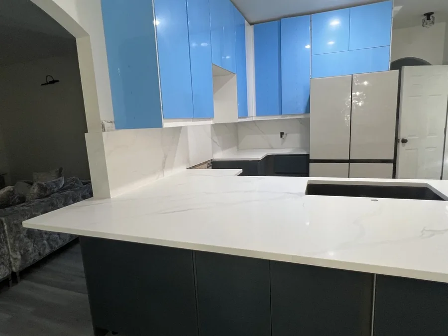 Modern white quartz island and perimeter counters
