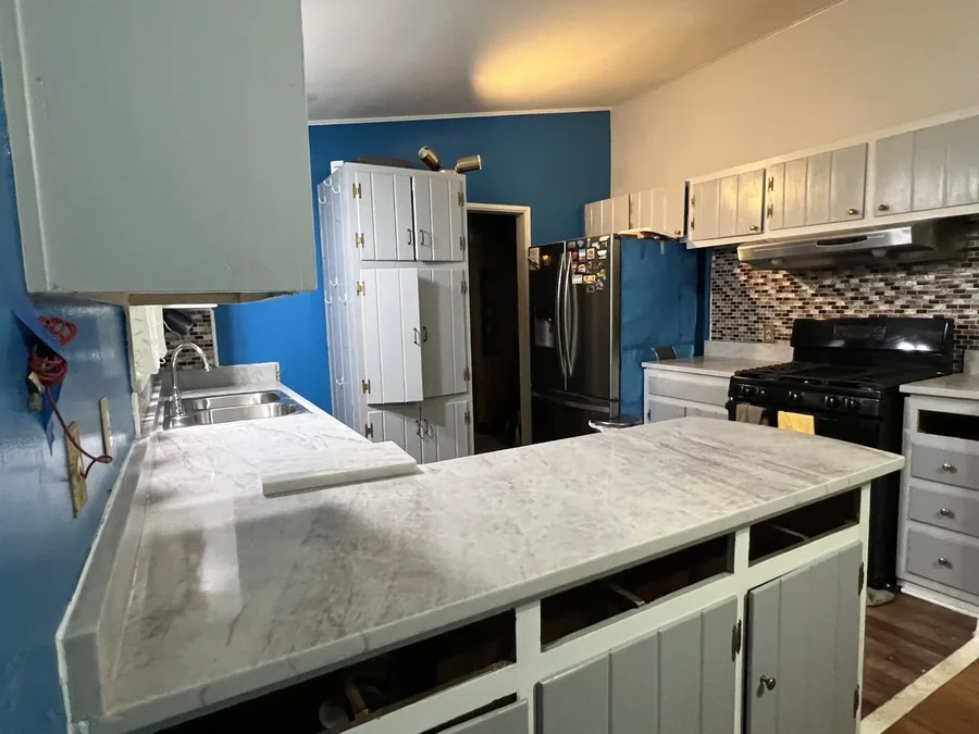 Countertop replacement in veined quartz