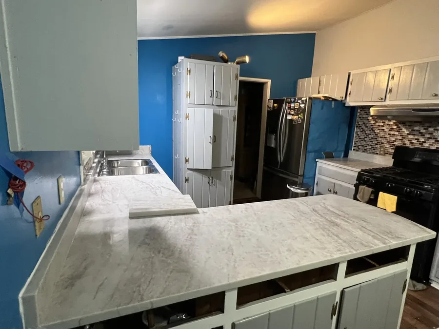 Kitchen renovation finished in veined quartz