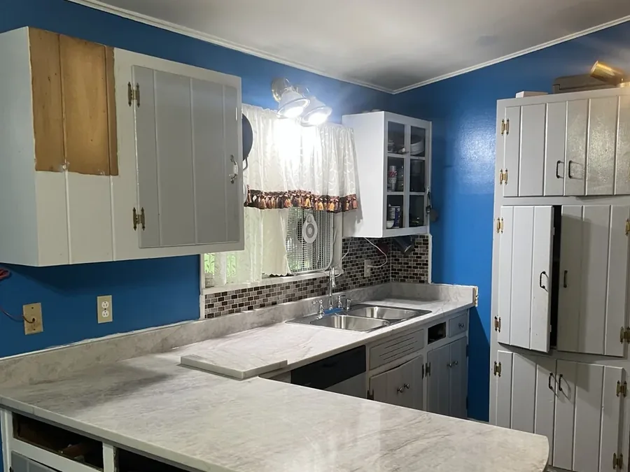 Quartz peninsula joining the main countertop run