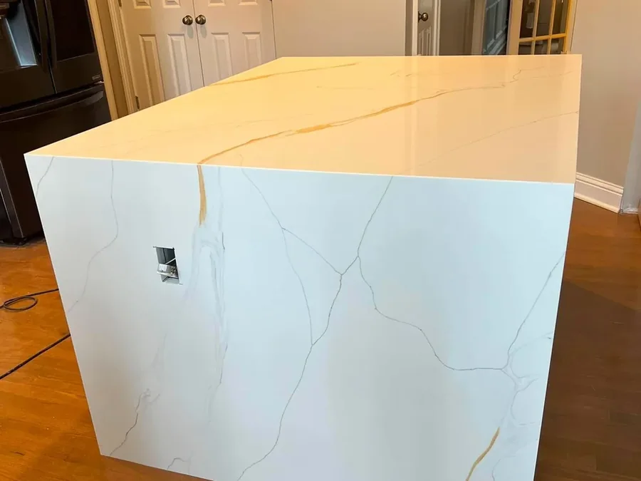 Waterfall island in white quartz with gold and grey veining