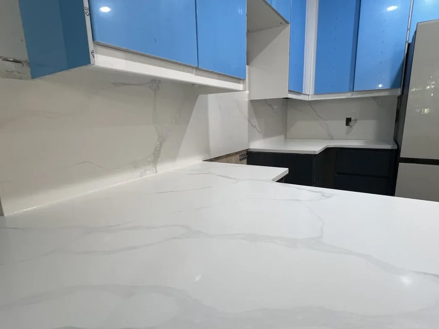 Close view of the veining in a white quartz slab